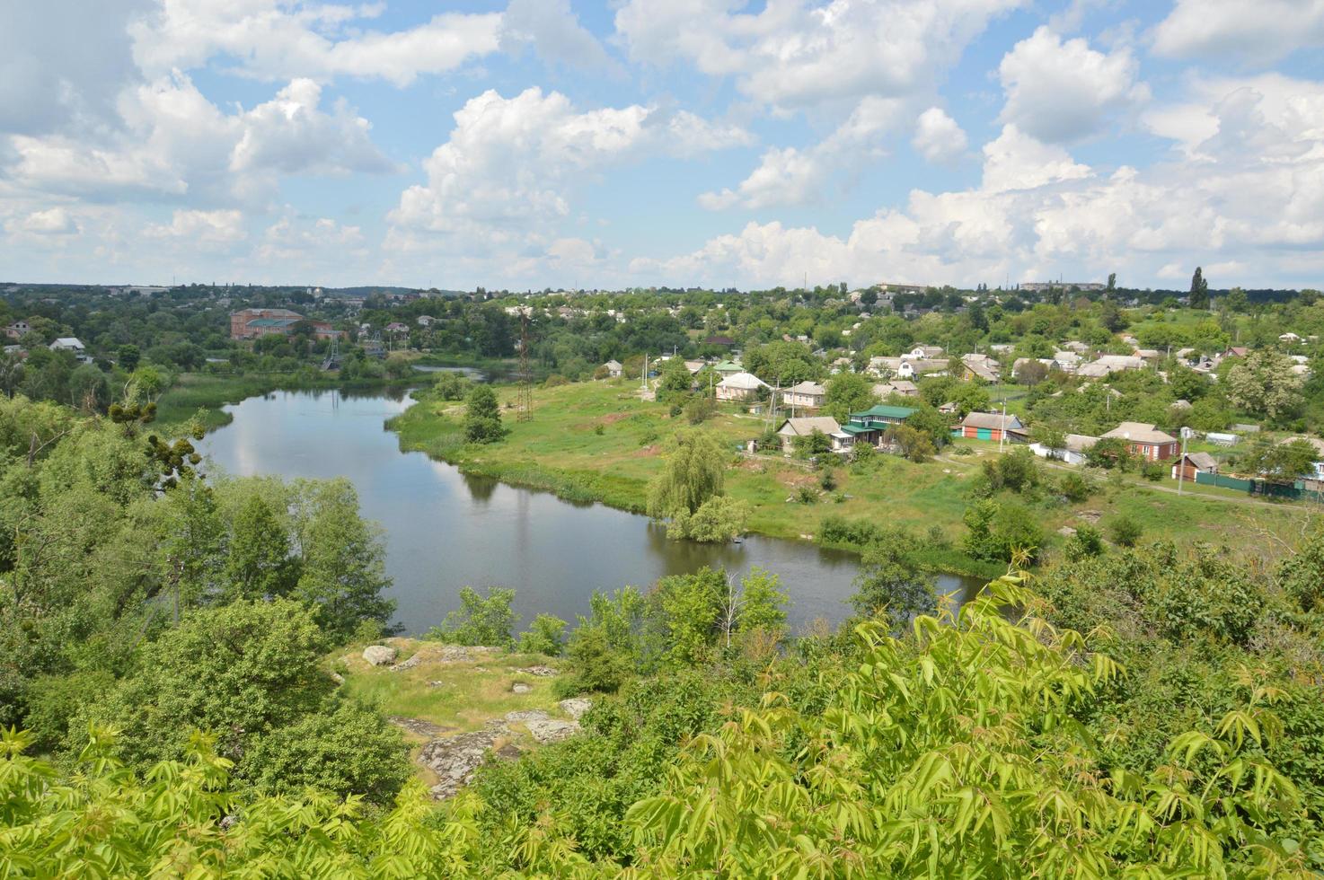 panorama della cittadina con fiume e case foto