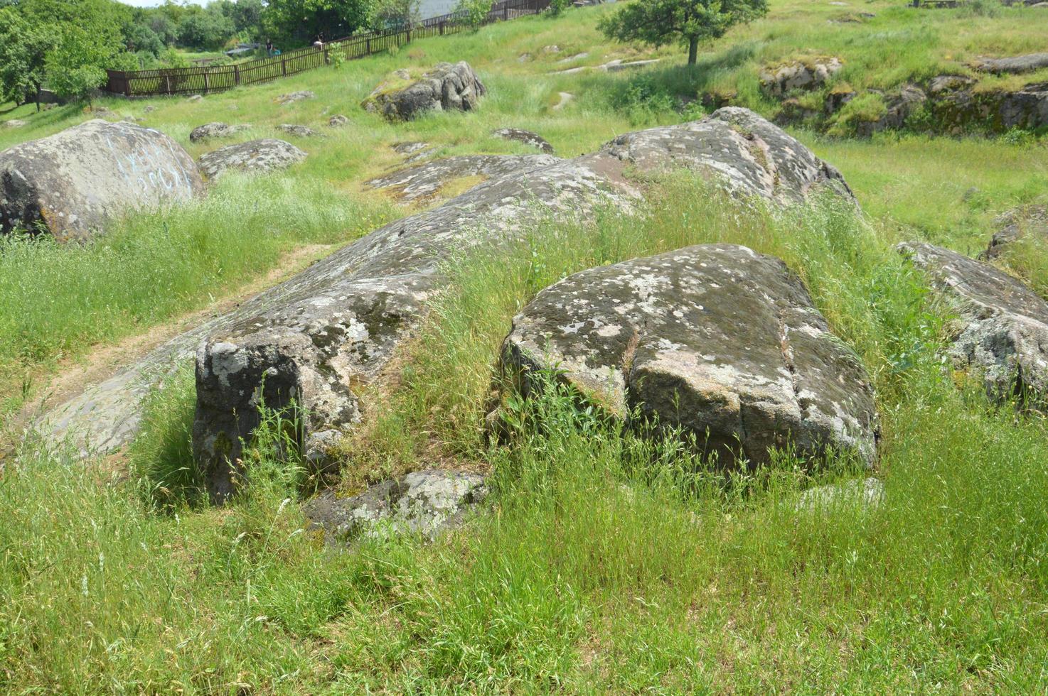 antiche grandi pietre nel campo foto