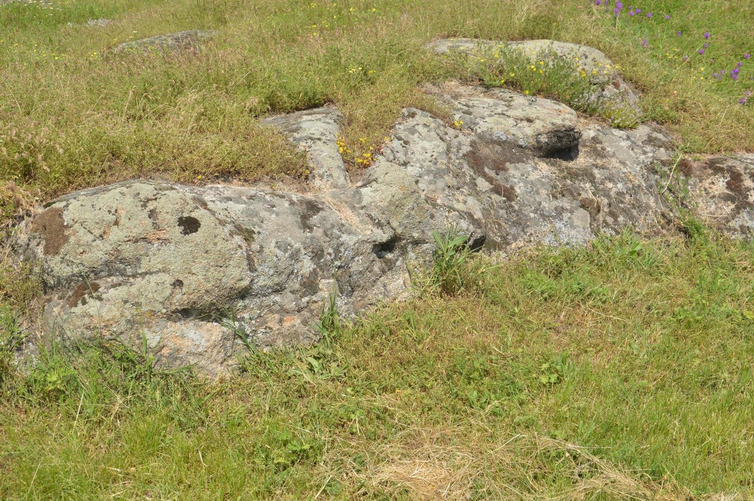 antiche grandi pietre nel campo foto