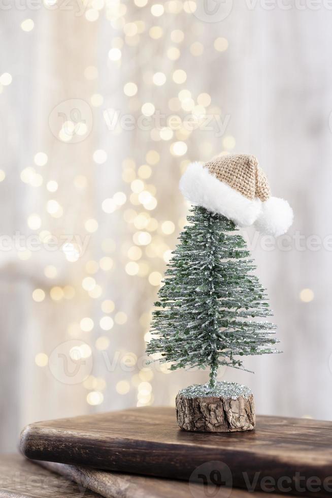 albero di natale su legno bohek, sfondo bokeh. foto