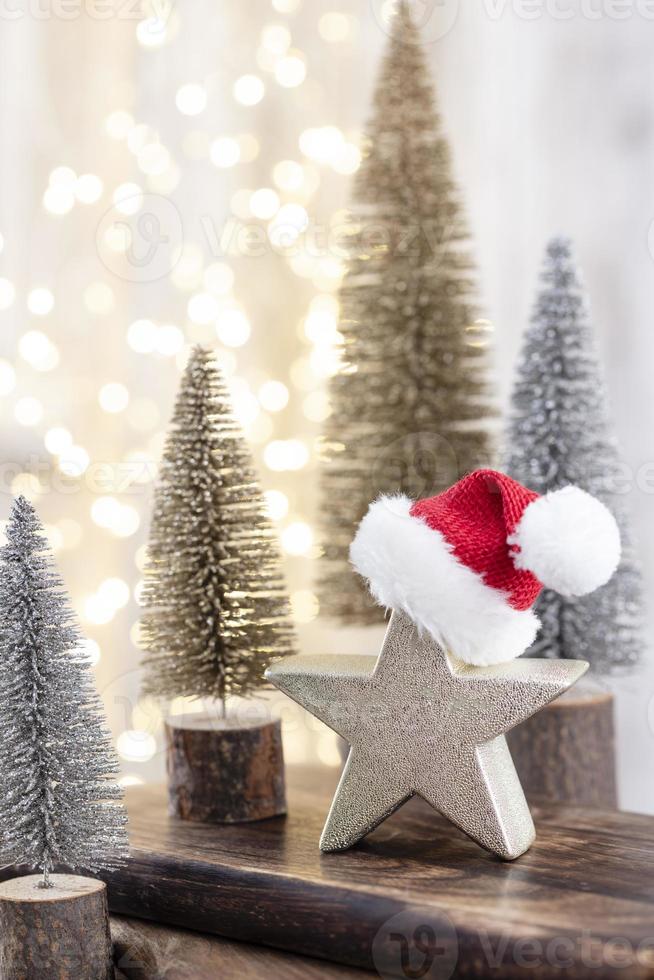 albero di natale su legno bohek, sfondo bokeh. foto