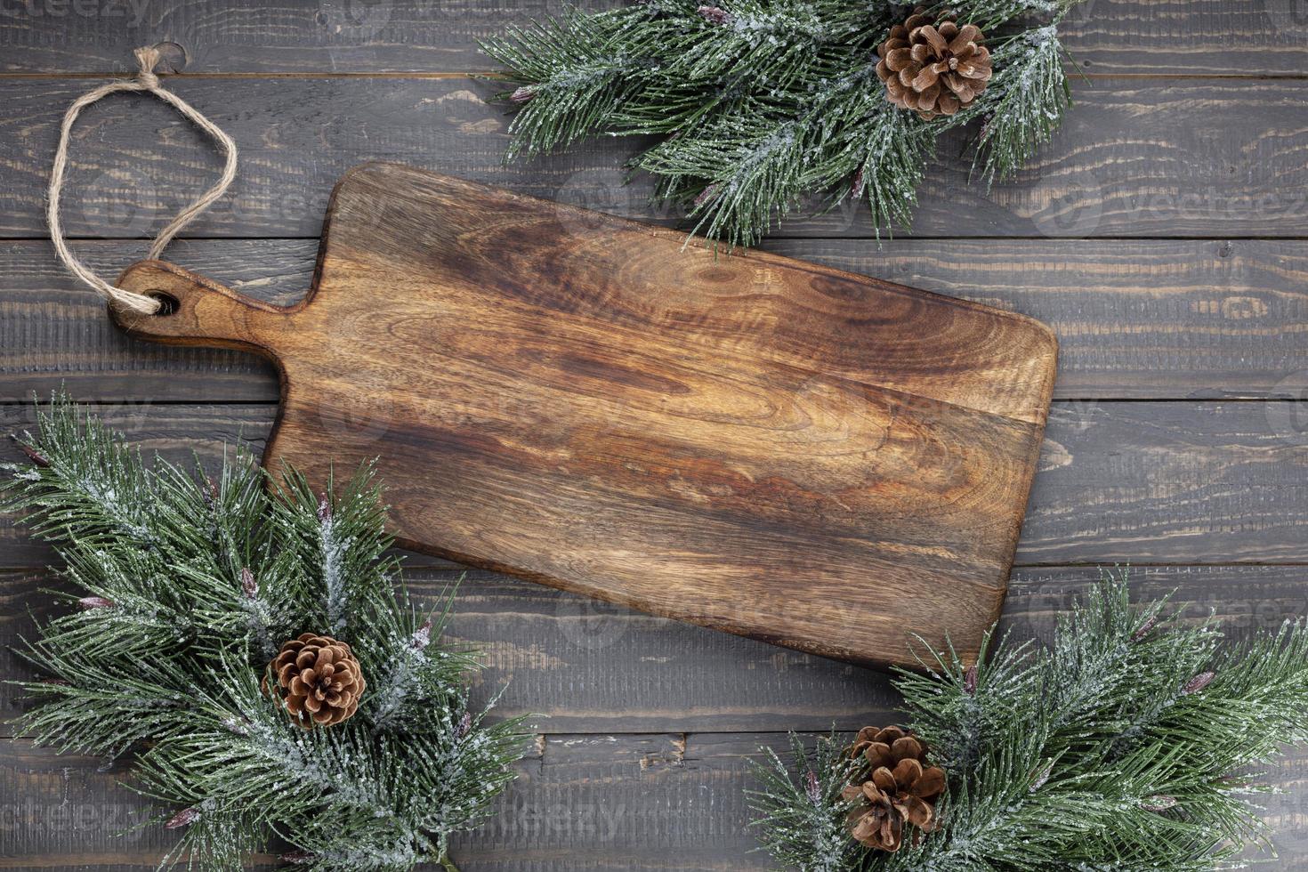 tagliere vuoto su un vecchio tavolo rustico di natale. foto