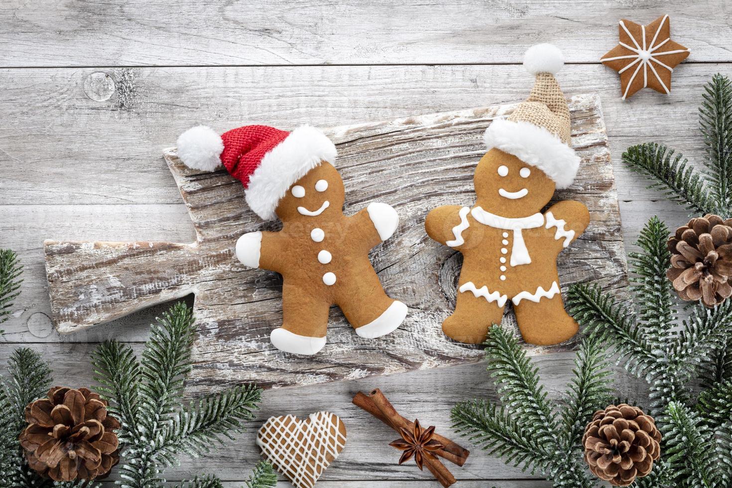 biscotti fatti in casa di panpepato di natale sulla tavola di legno. foto