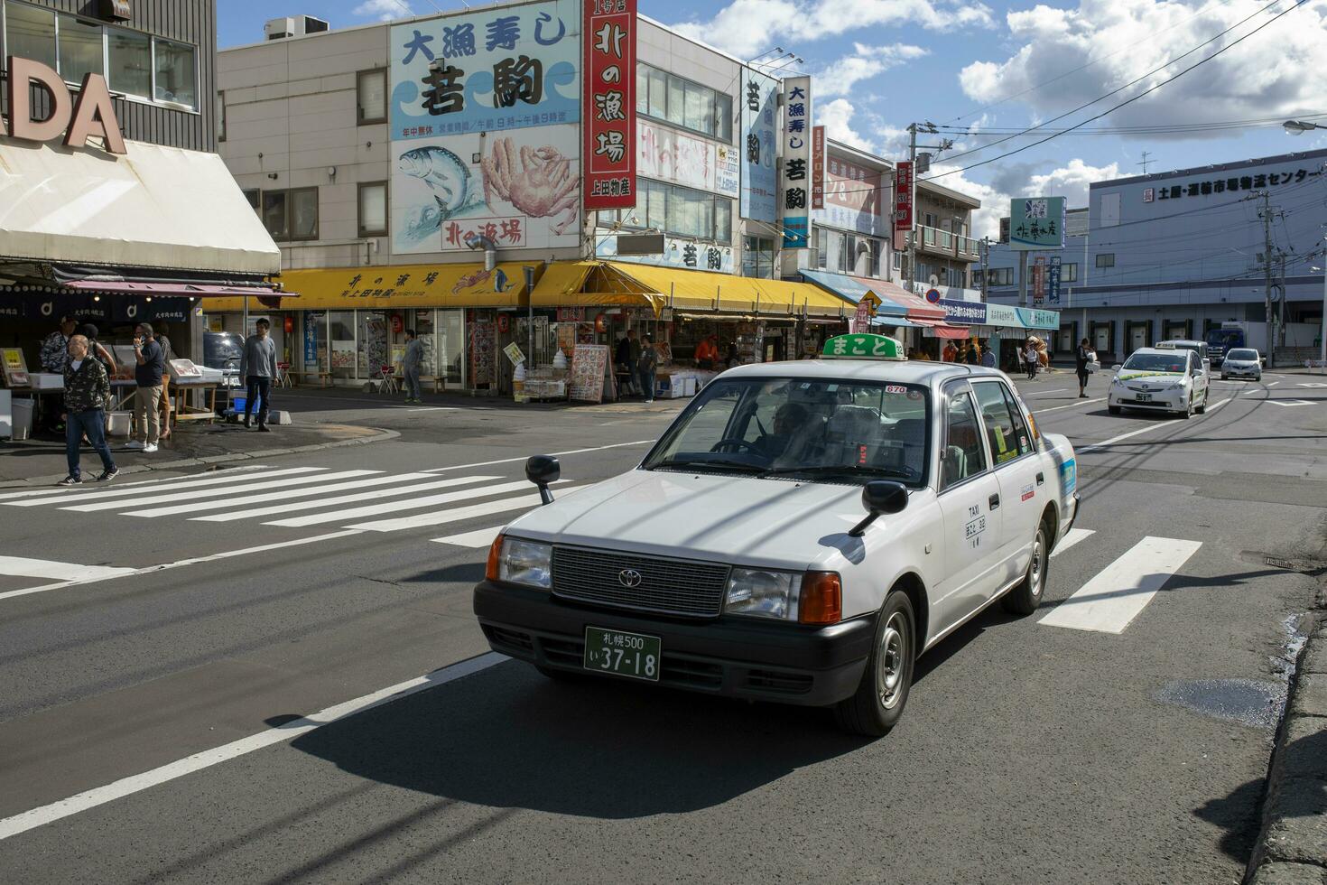 hokkaido Giappone - ottobre 8,2018 vecchio toyota Taxi guida su soen-hassamu dori strada jogai frutti di mare mercato hokkaido Giappone foto