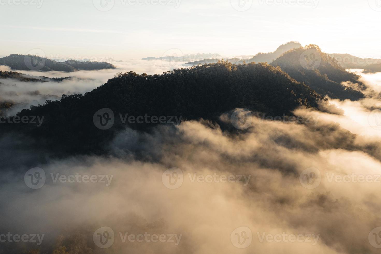 montagne e nebbia mattutina nella foresta tropicale foto