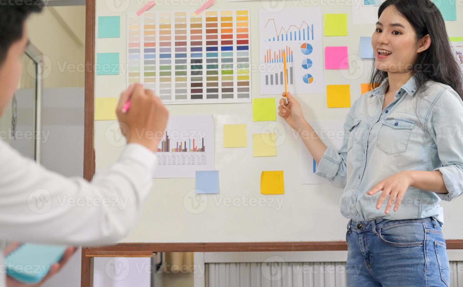 team di professionisti con grafici di dati sulla lavagna sta discutendo il lavoro per un nuovo progetto. foto