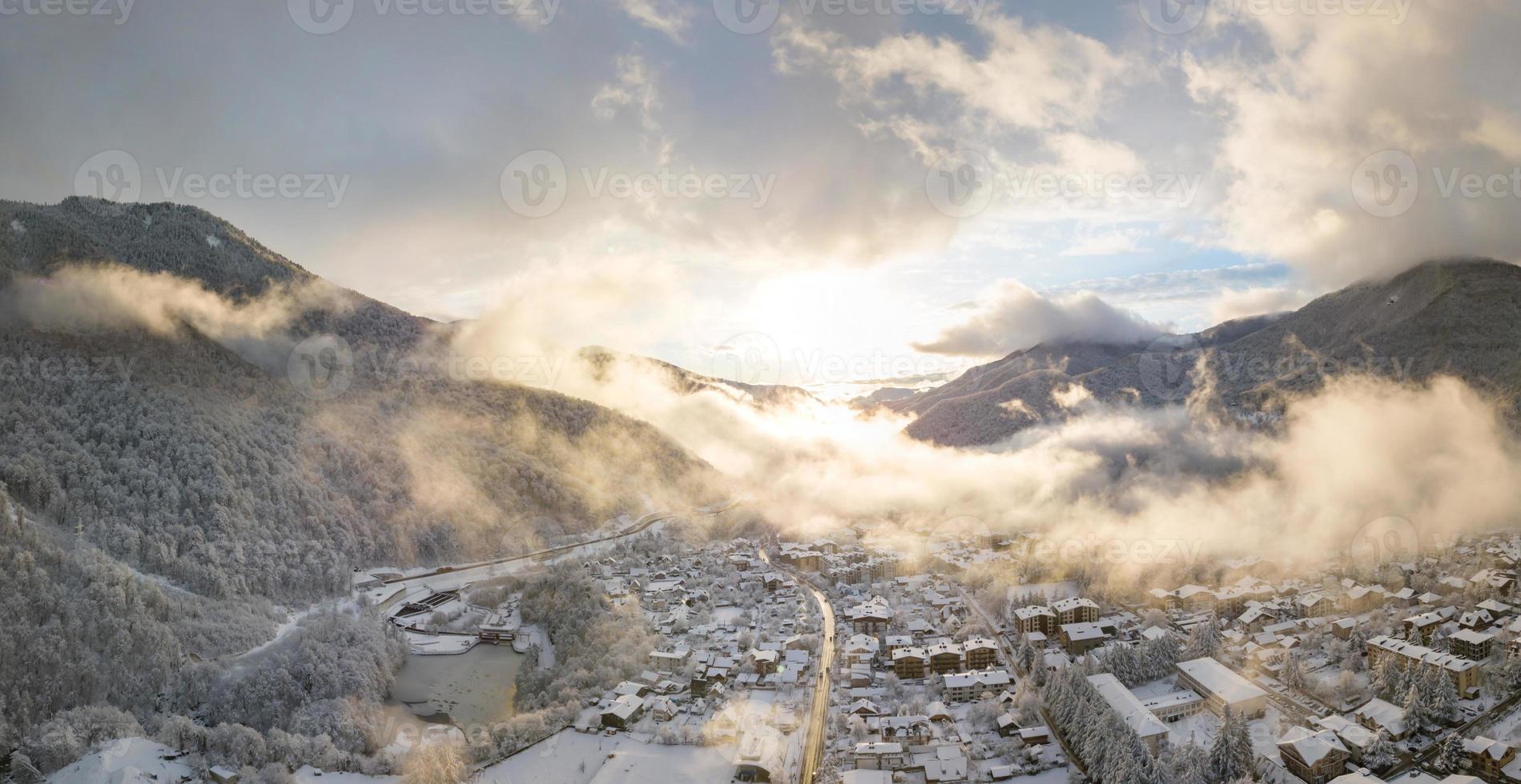 vista aerea di krasnaya polyana, montagne coperte di neve e bellissime nuvole. Russia. foto