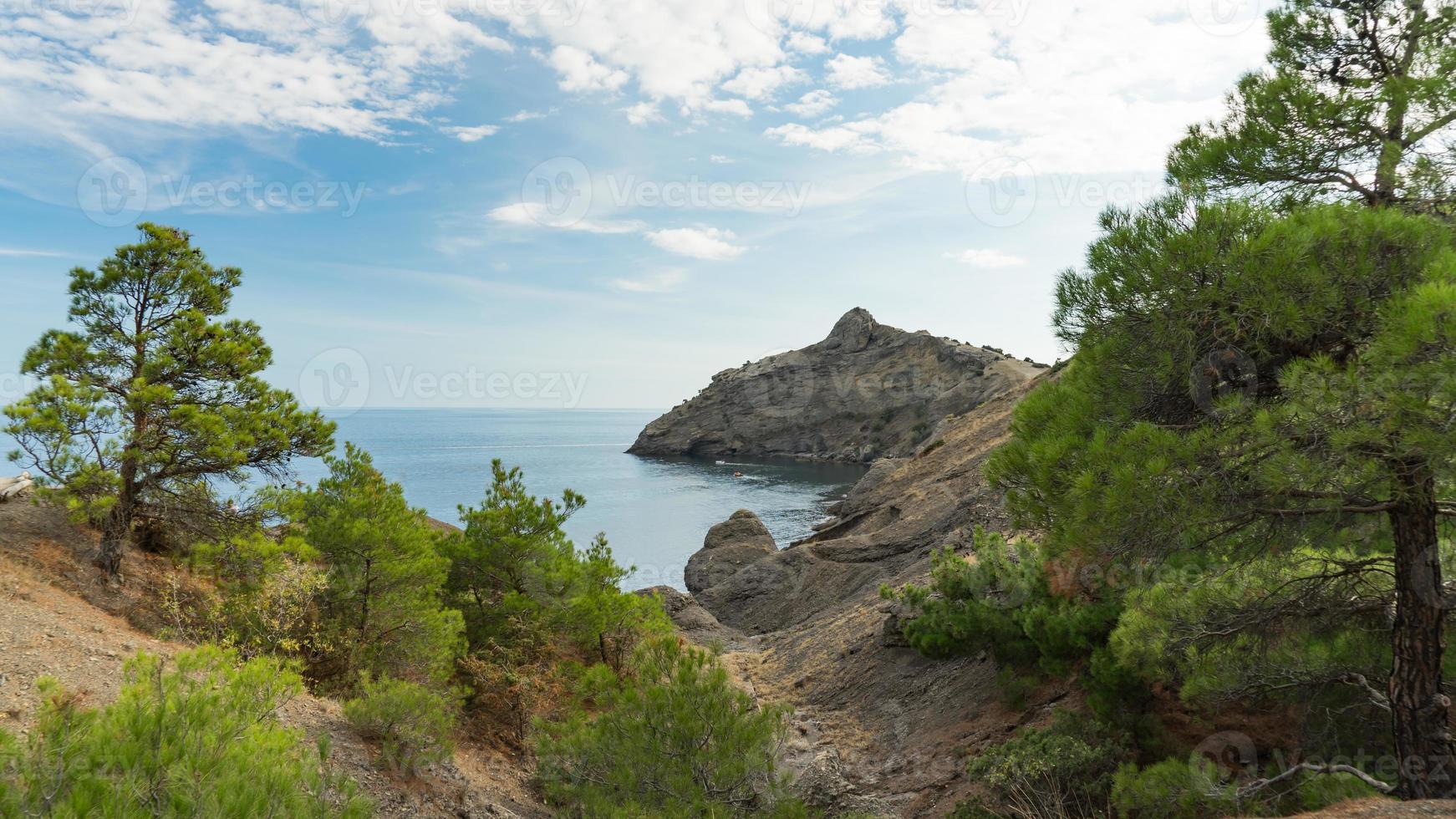 bellissimo paesaggio marino, cape kapchik al sentiero galitsin e baia blu del mar nero. Sudak, Crimea foto