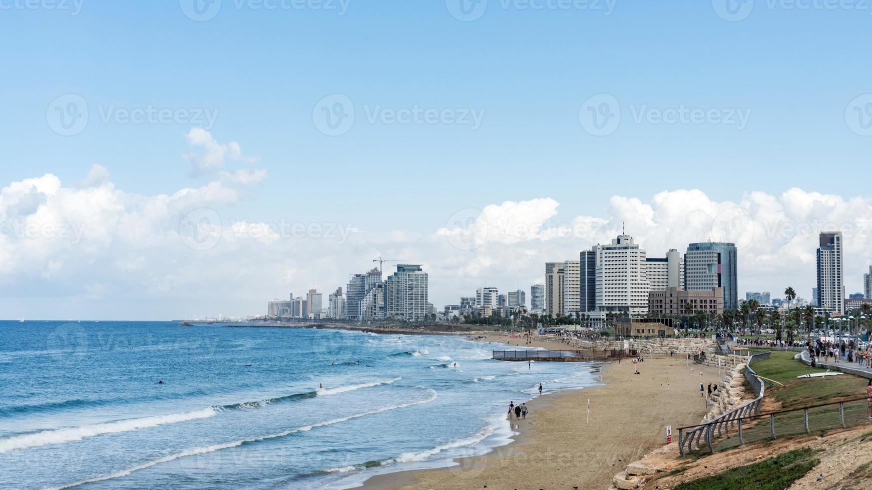 vista sul mare e grattacieli sullo sfondo a tel aviv, israele. foto