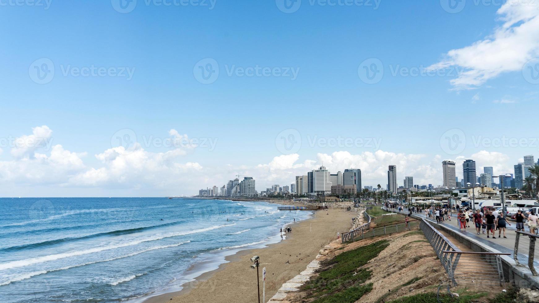 vista sul mare e grattacieli sullo sfondo a tel aviv, israele. foto