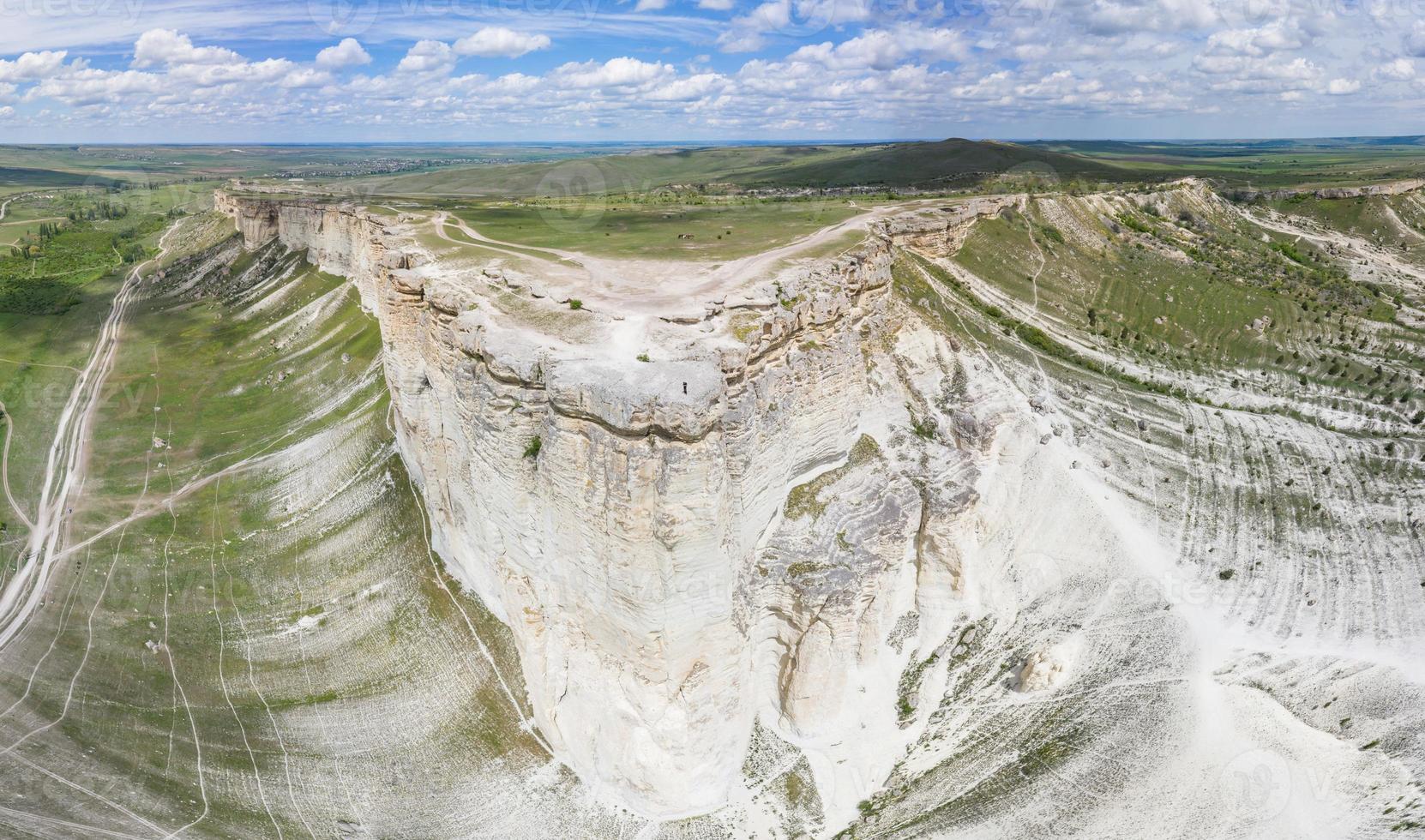 vista aerea della roccia bianca della montagna rocciosa o ak-kaya belaya skala, crimea foto