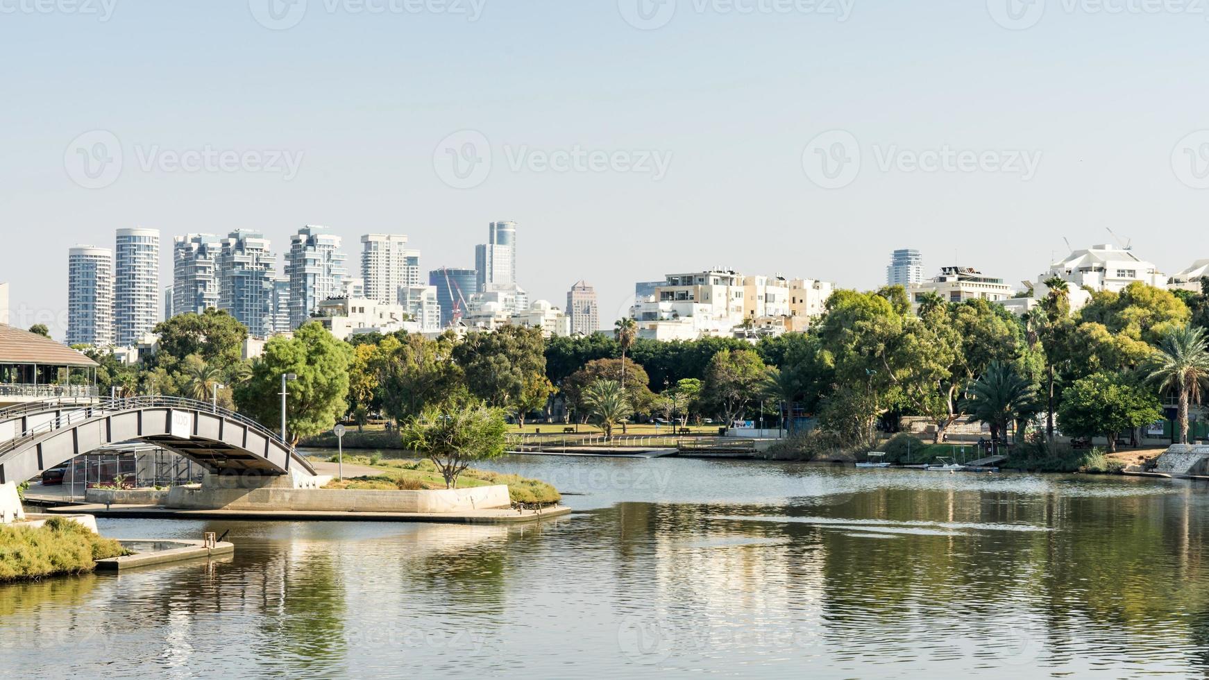 Ponte sul fiume di Yarkon Park a Tel Aviv, Israele foto