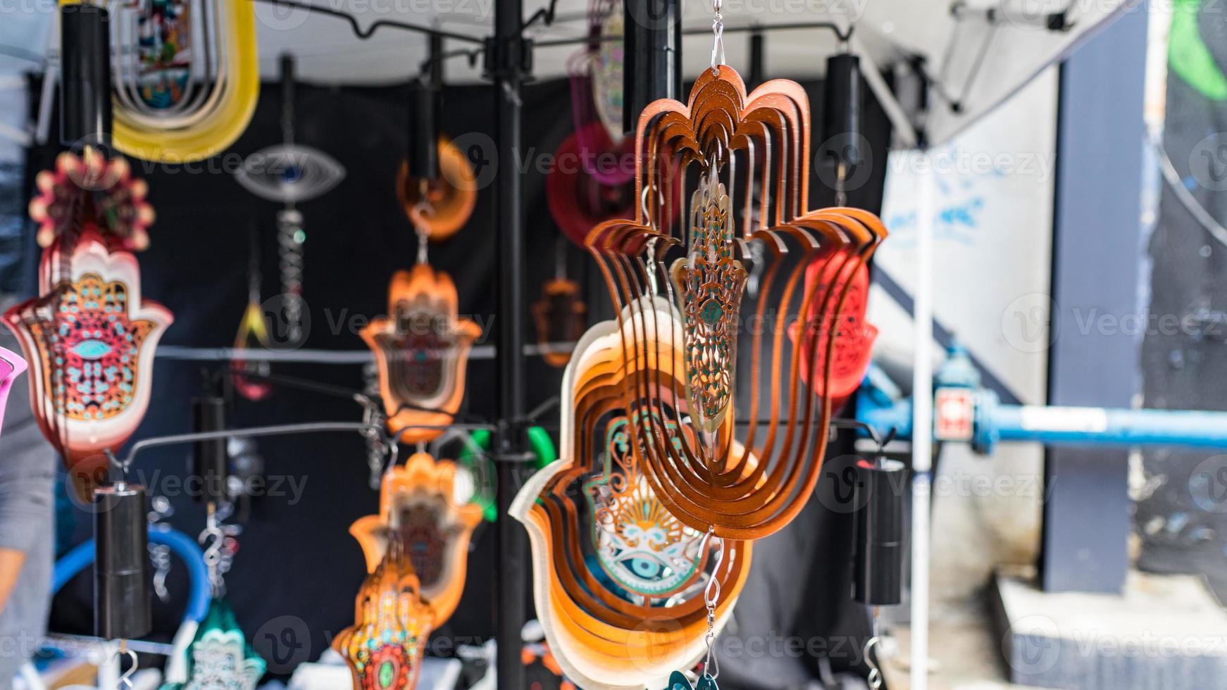 hamsa è un amuleto a forma di palma al mercato di strada di tel aviv, israele foto