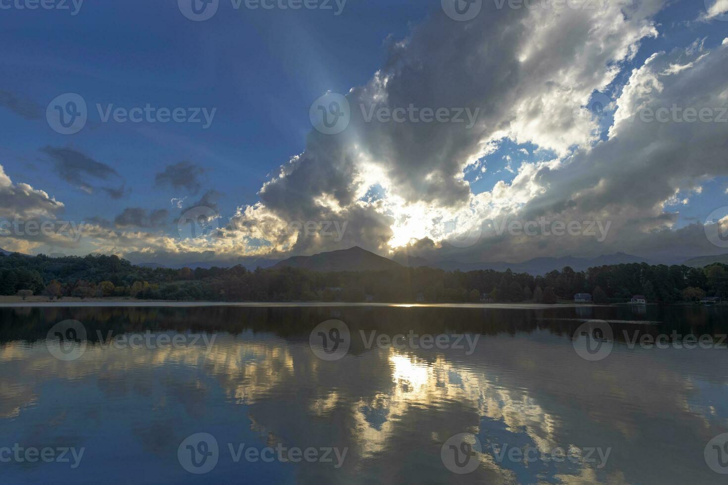 sole raggi attraverso il nuvole a tramonto foto