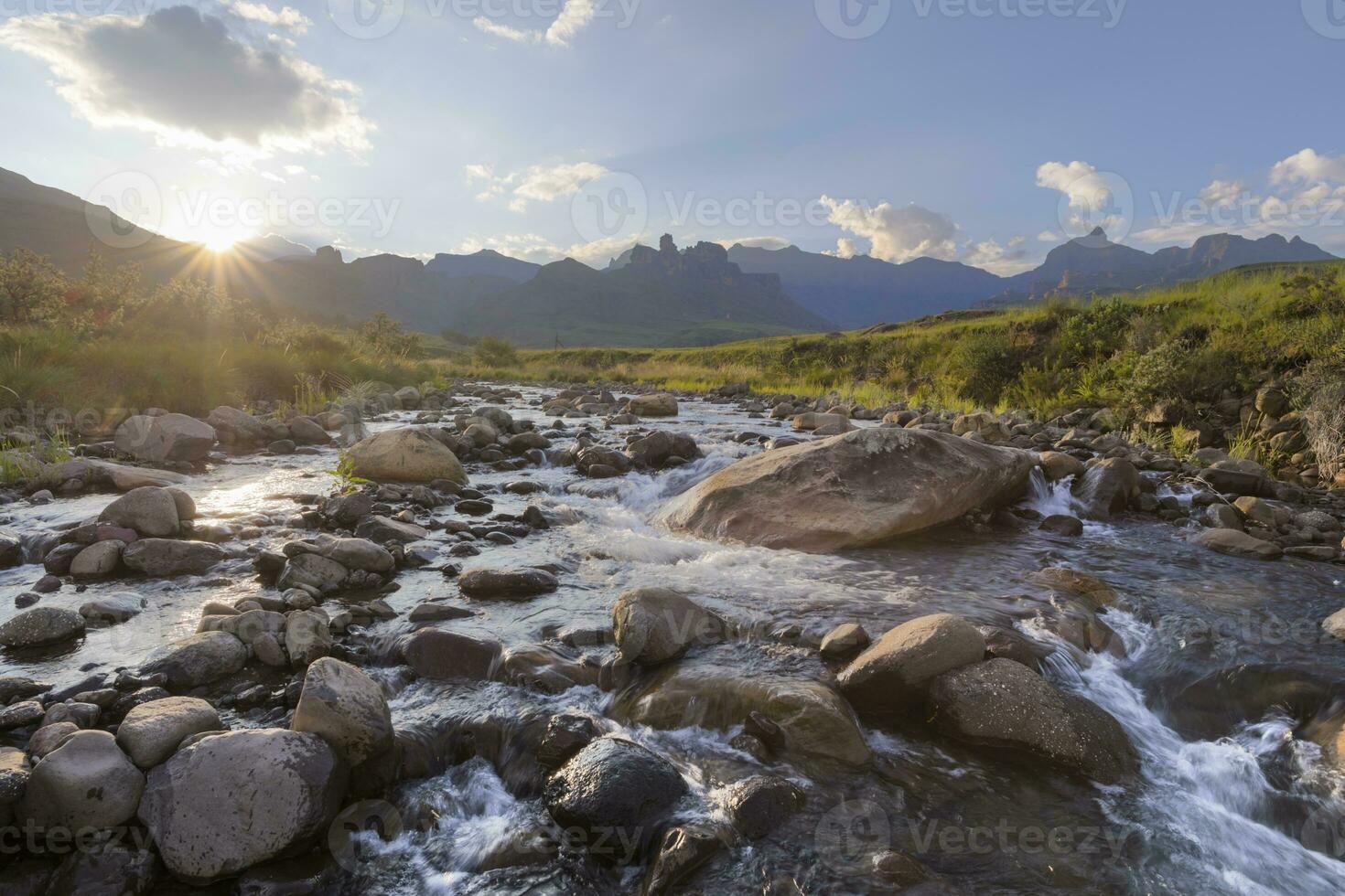 tramonto a il montagna ruscello foto