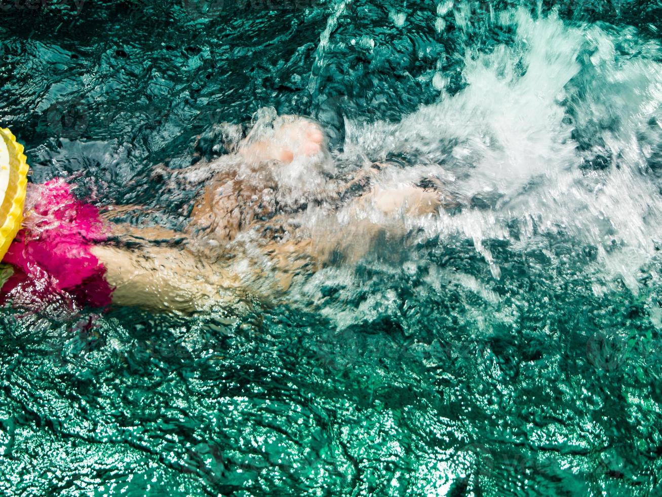 bambini che nuotano in piscina foto