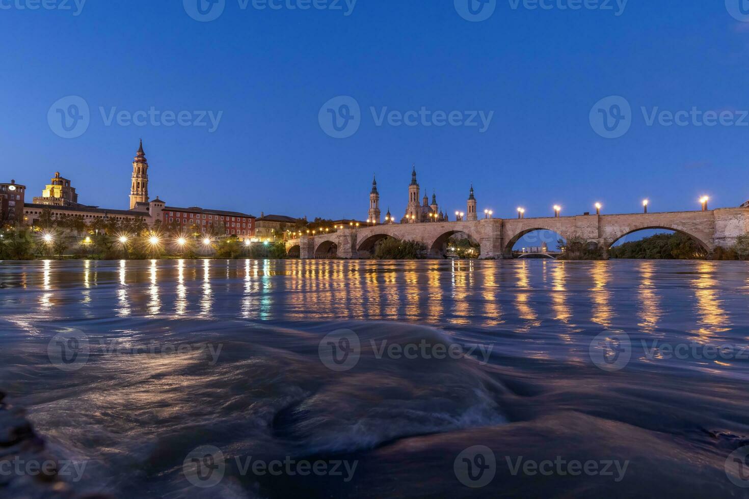 Visualizza di saragozza Cattedrale al di sopra di il fiume ebro a Alba foto