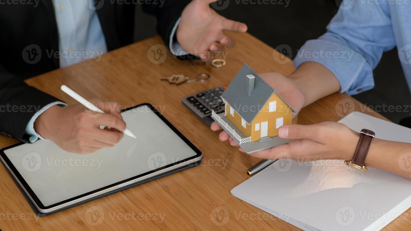 il broker consiglia ai clienti pacchetti assicurativi immobiliari. foto