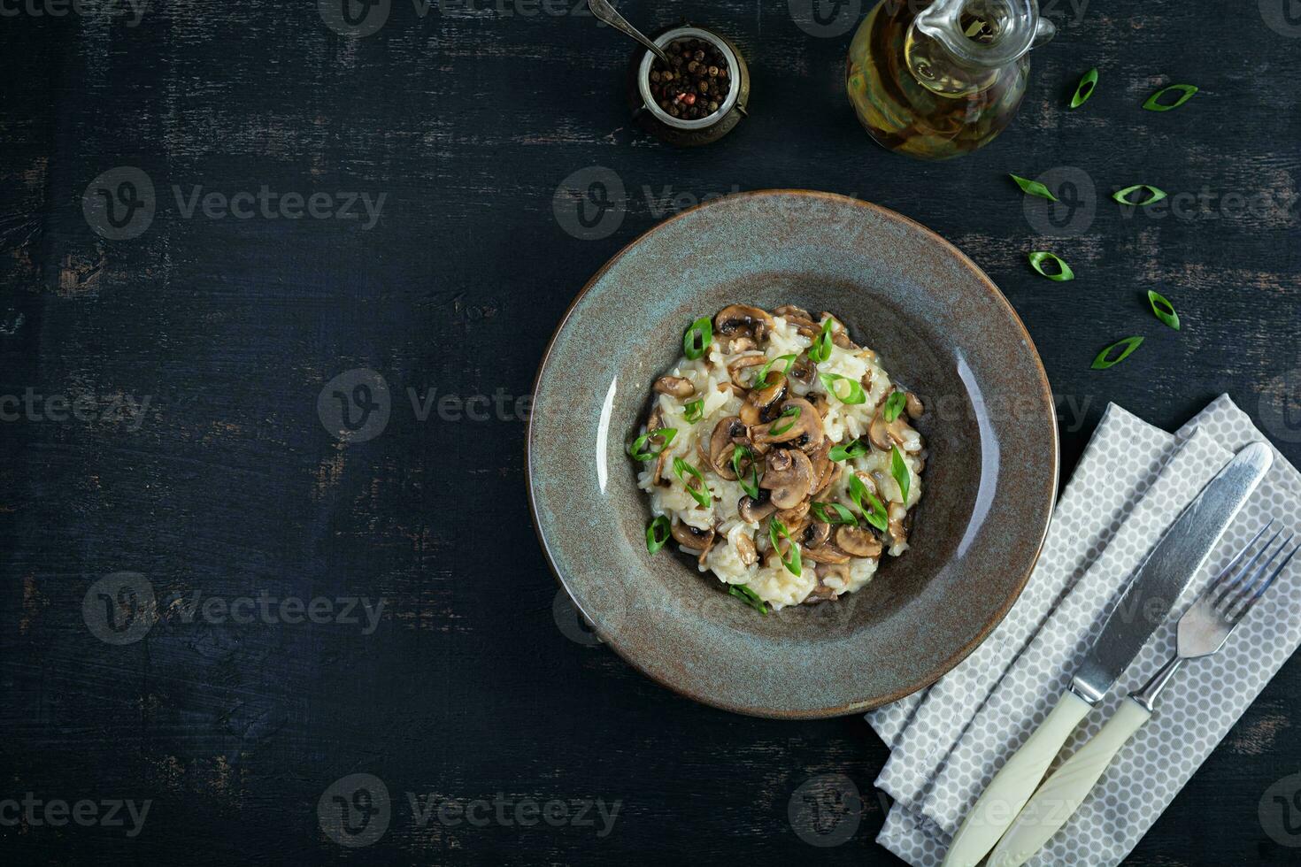 italiano cucina - risotto con funghi. cucinato arborio riso con parmigiano formaggio e funghi foto