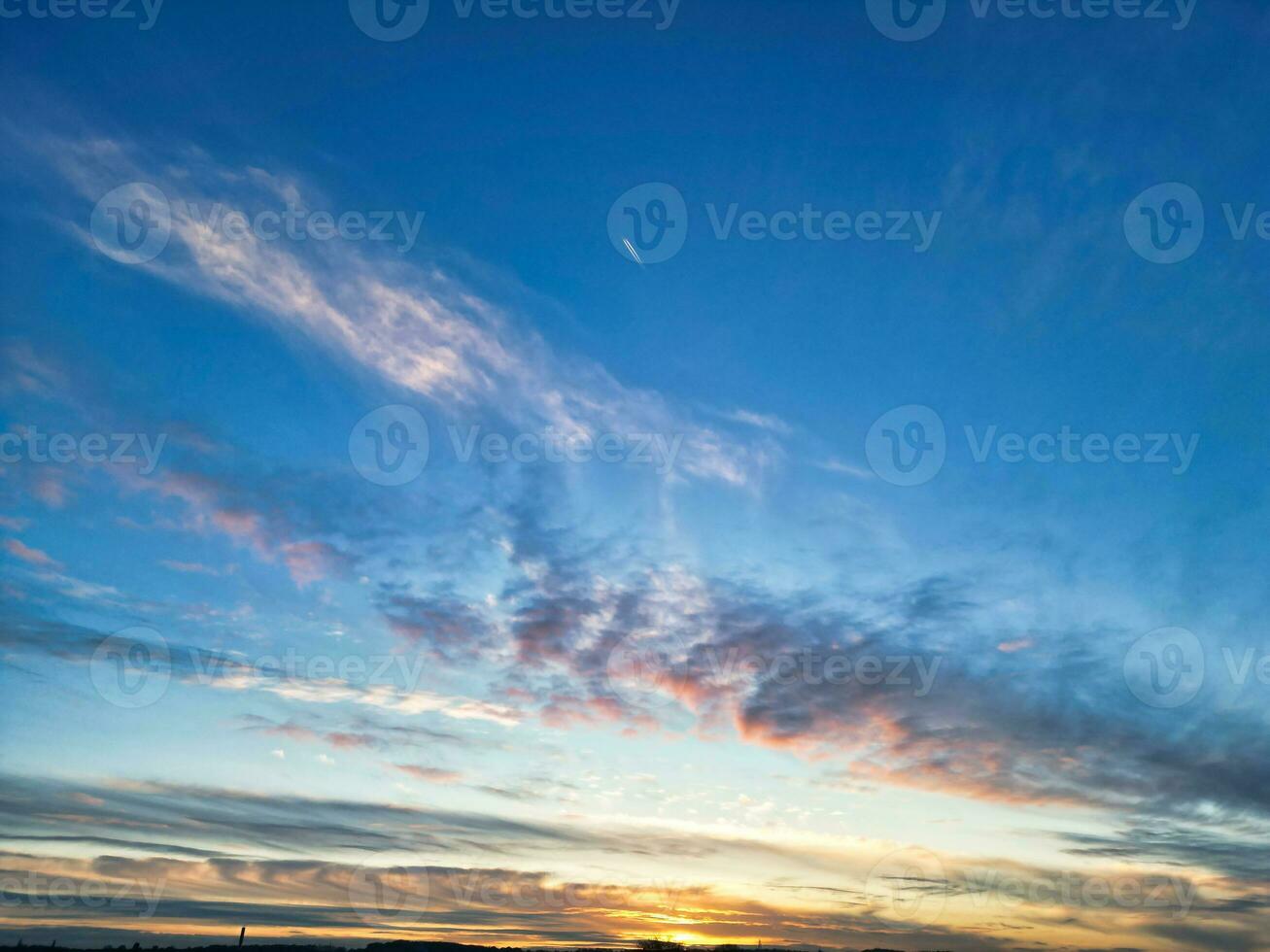 alto angolo metraggio di colorato cielo e nuvole al di sopra di Inghilterra durante tramonto foto