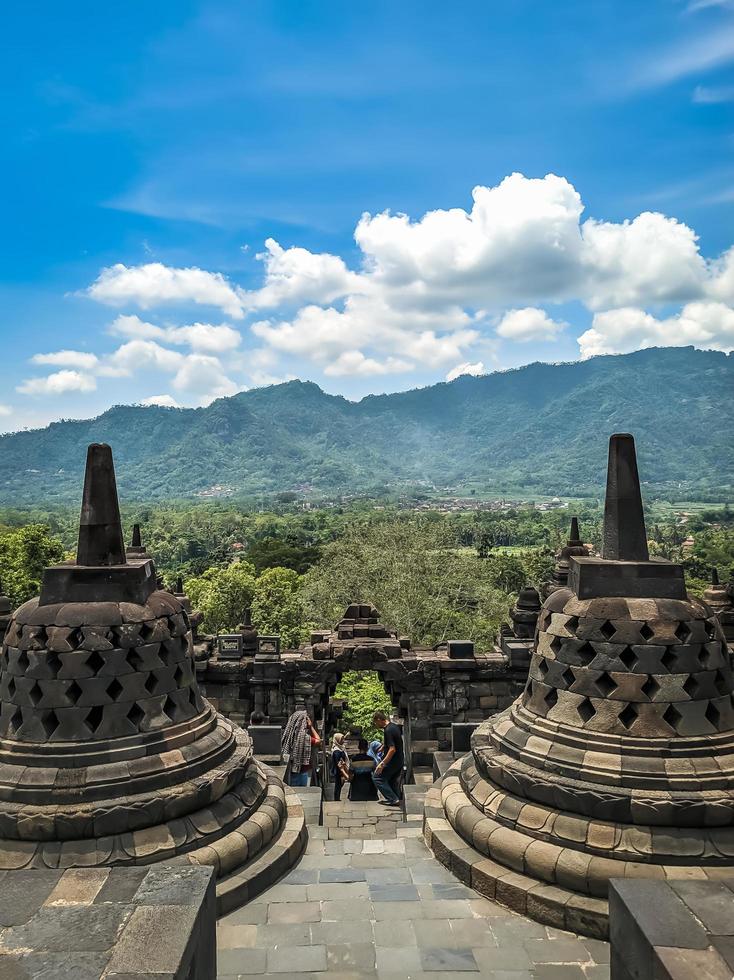 magelang, indonesia, 2021 - tempio di borobudur con vista sulle montagne foto