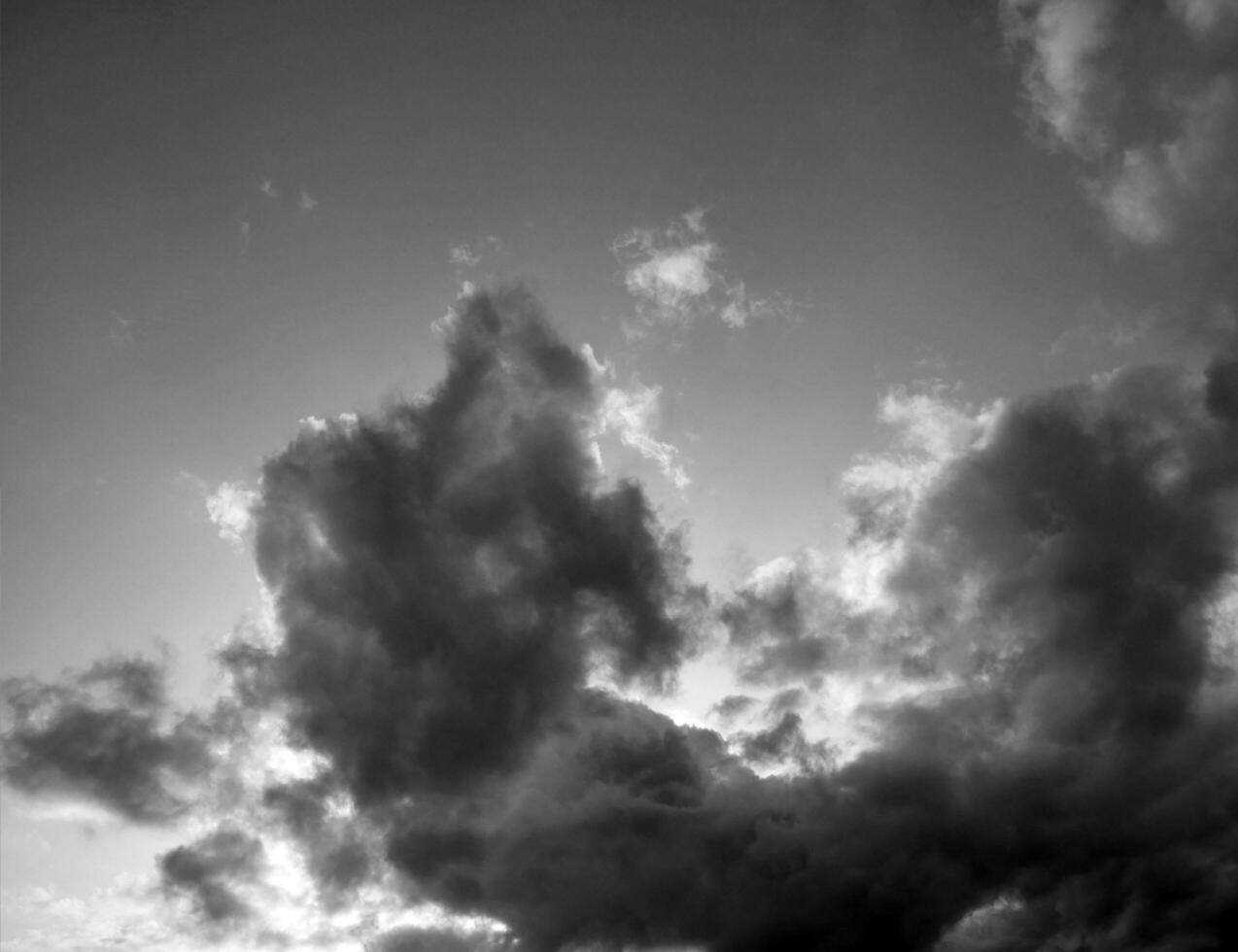 nero e bianca bellissimo cielo sfondo foto