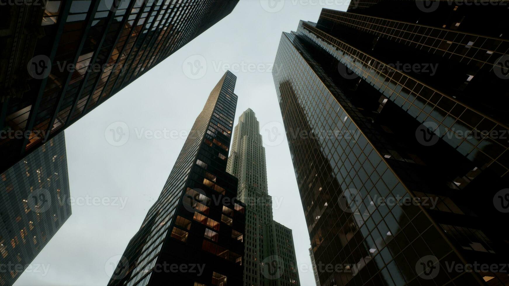 parte inferiore Visualizza di moderno grattacielo nel attività commerciale quartiere foto