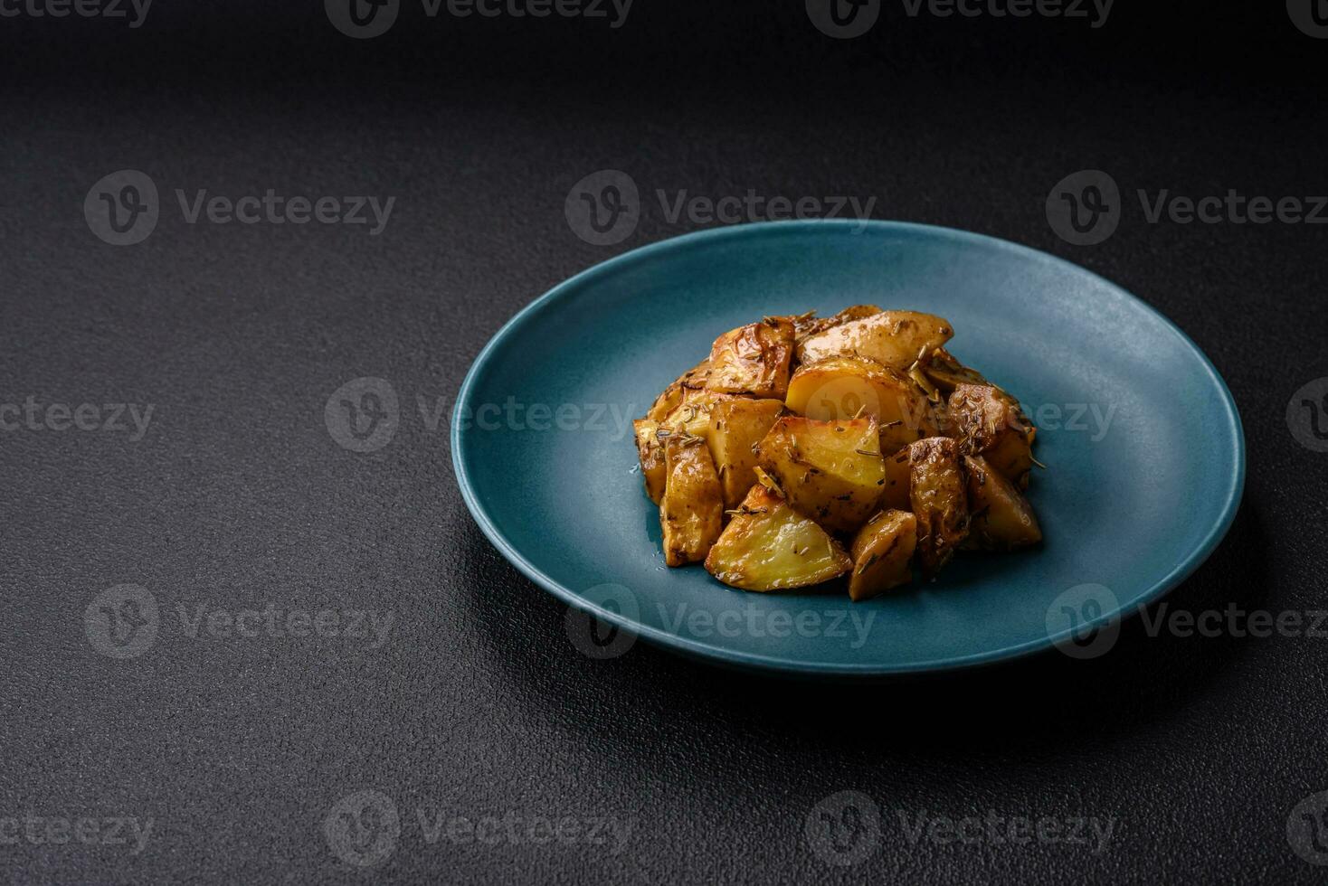 delizioso croccante fritte Patata cunei con sale, spezie e erbe aromatiche foto