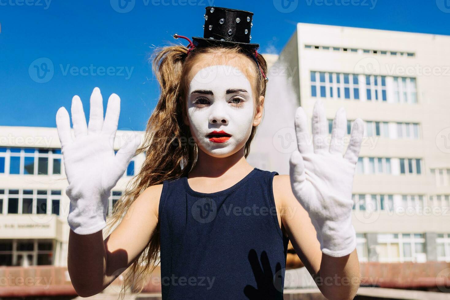 poco mimo ragazza Spettacoli pantomima su il strada foto