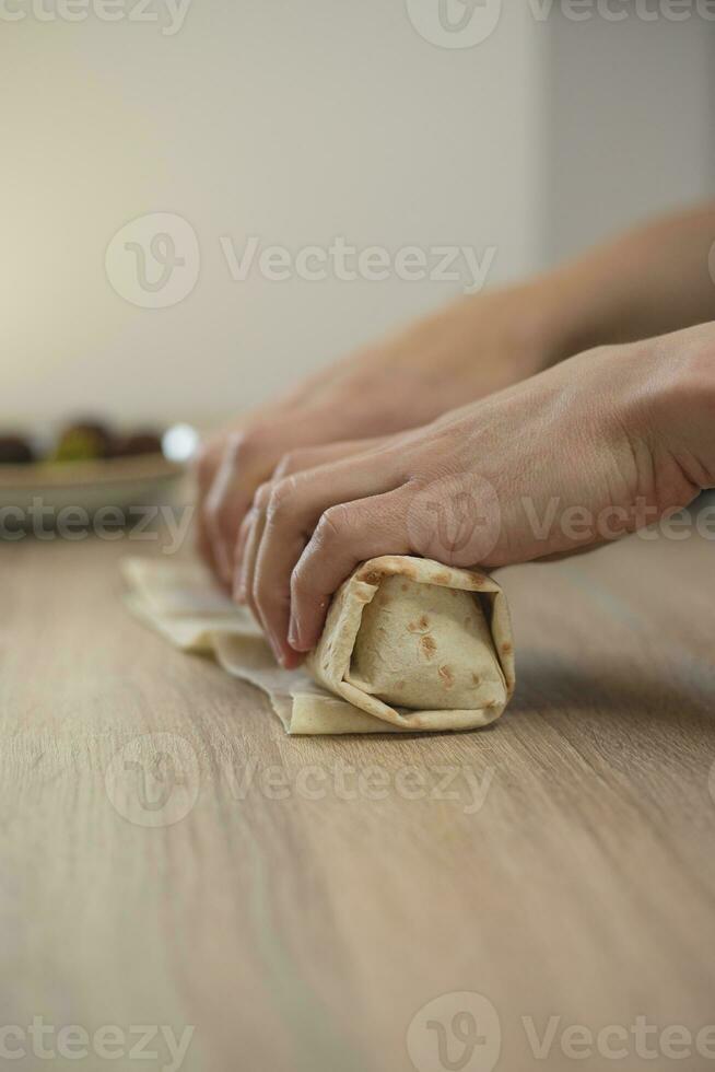 uomo cucinando fatti in casa Falafel nel Pita. foto