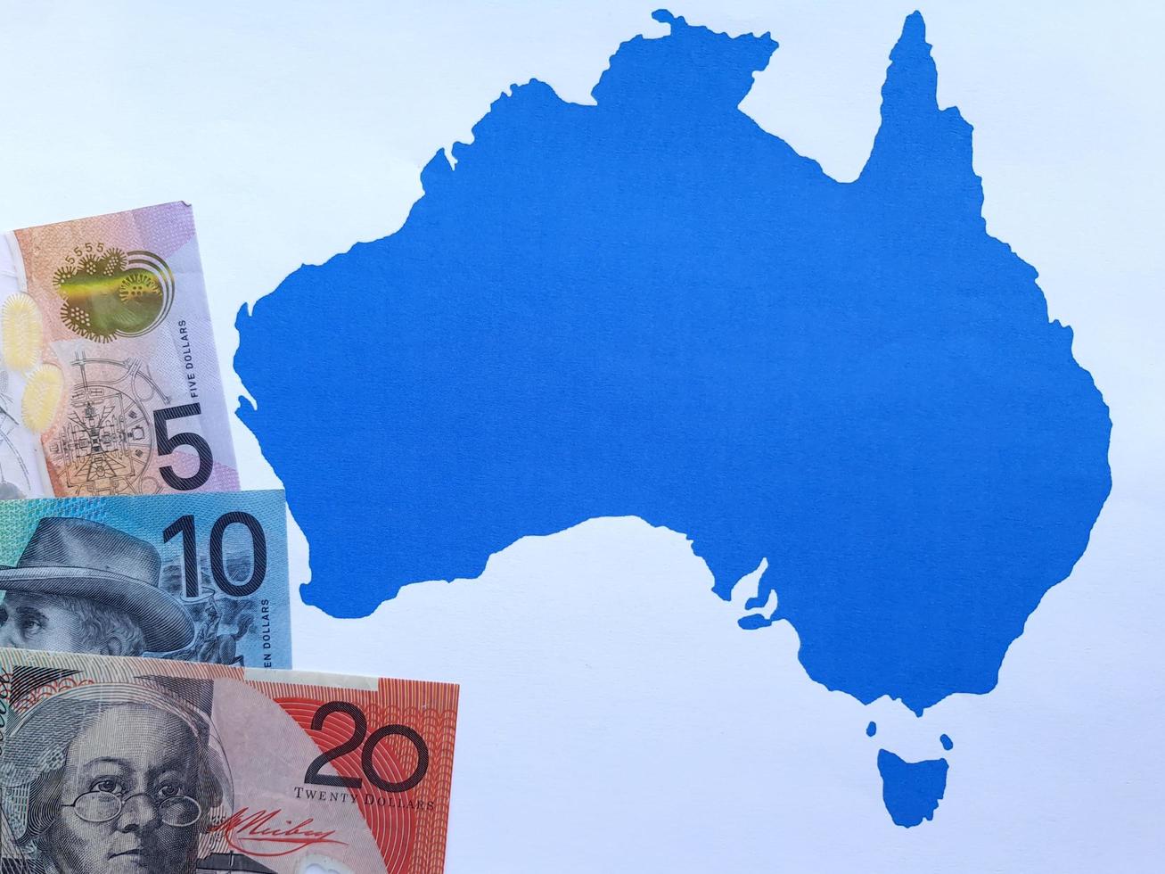 banconote australiane e sfondo con silhouette mappa australia foto