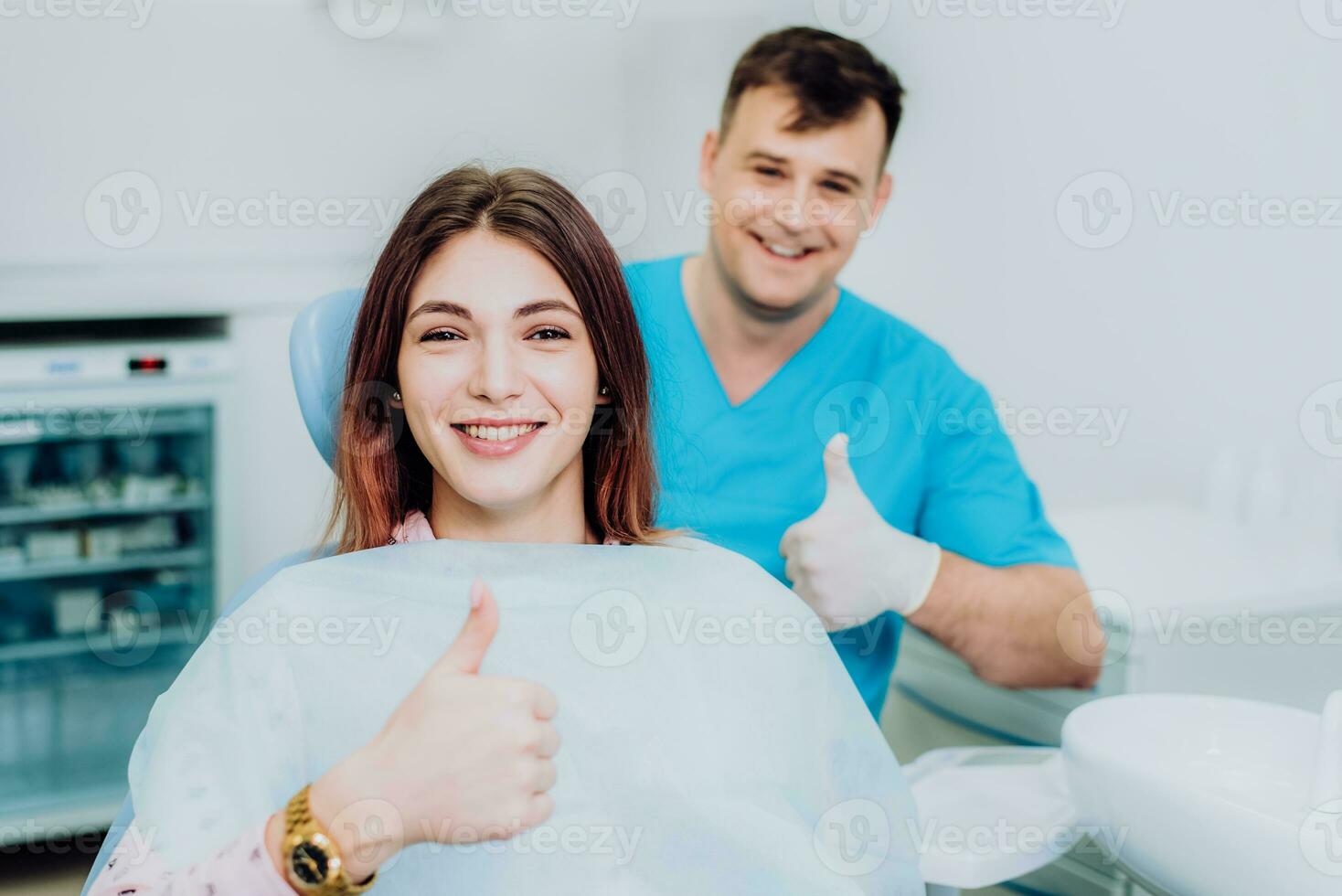 medico ortodontista in posa su telecamera con sua bellissimo paziente foto