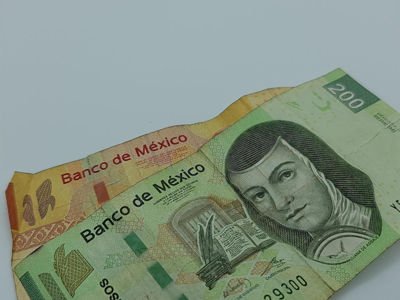 approccio alle banconote messicane impilate sullo sfondo bianco foto