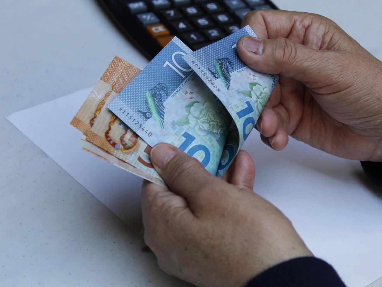 fotografia per temi di economia e finanza con denaro neozelandese foto