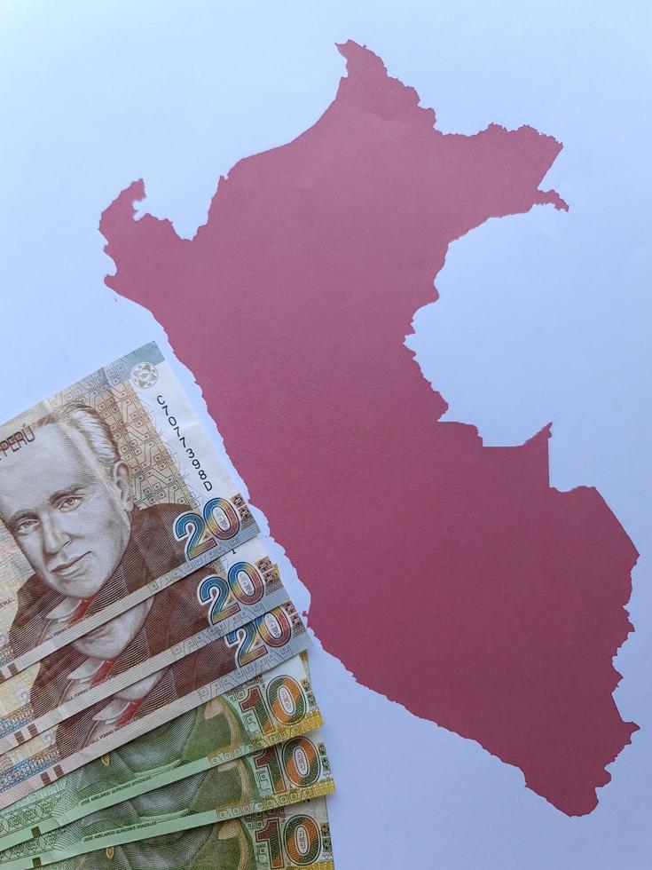 banconote peruviane e sfondo con silhouette mappa perù foto