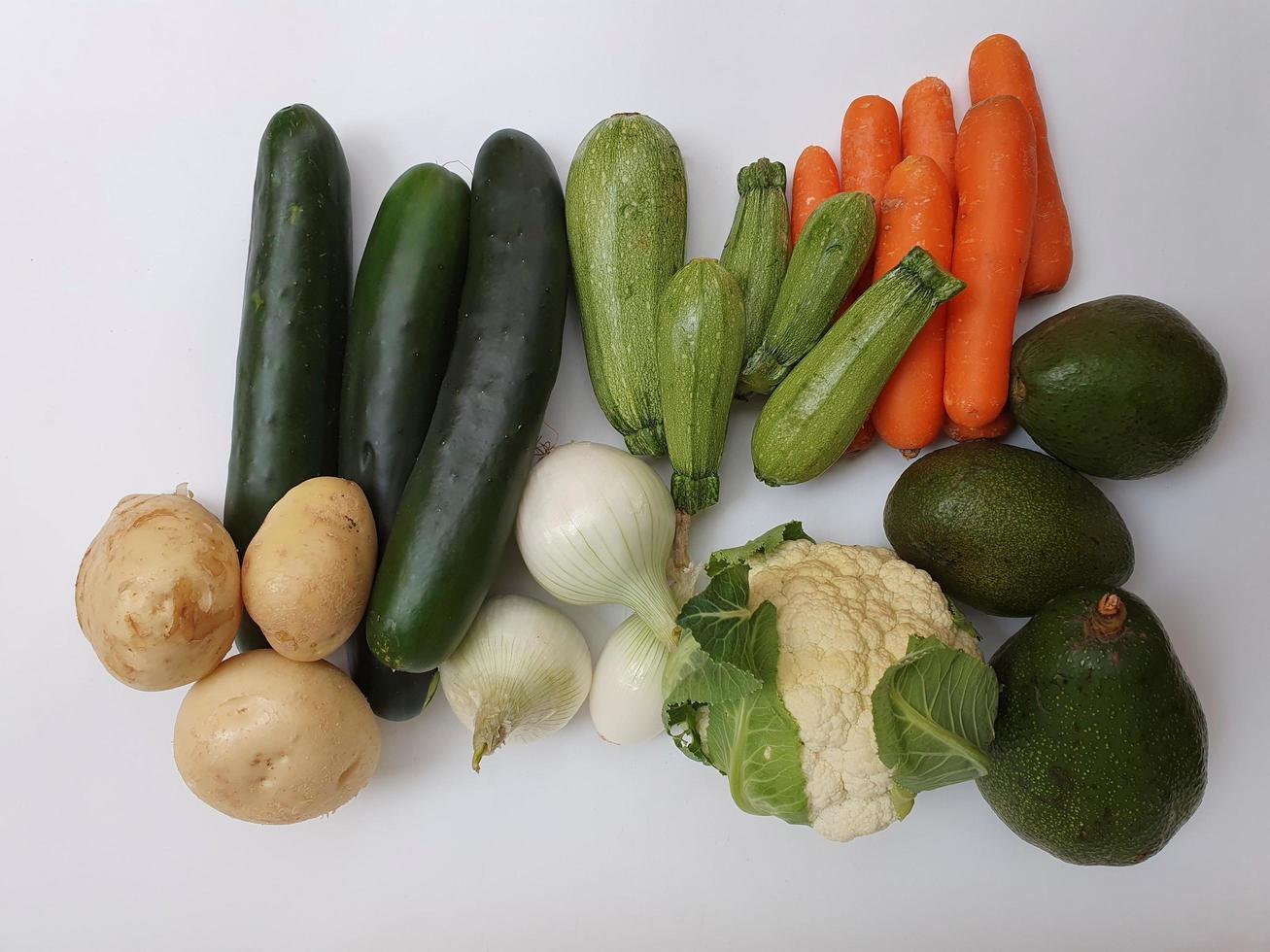 varietà di verdure fresche di origine naturale per preparare cibo vegetariano foto