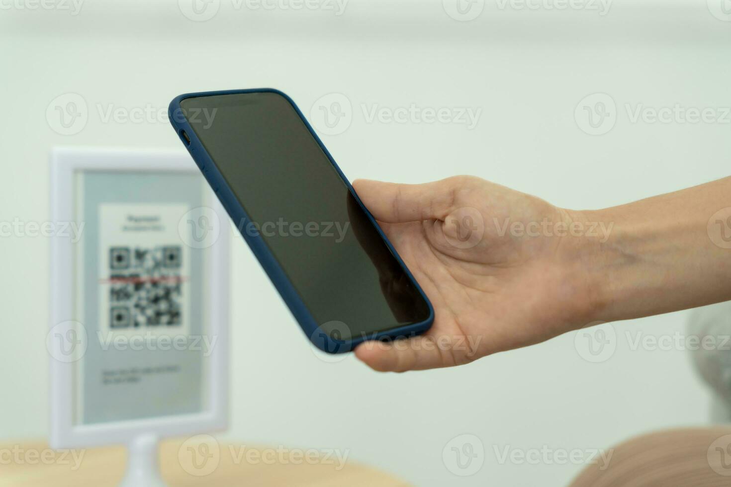 donna uso smartphone per scansione qr codice per pagare nel bar ristorante con un' digitale pagamento senza Contanti. scegliere menù e ordine accumulare sconto. e portafoglio, tecnologia, pagare in linea, credito carta, banca app. foto