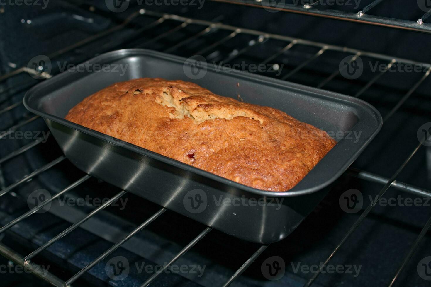 Banana pane nel padella su forno griglia foto