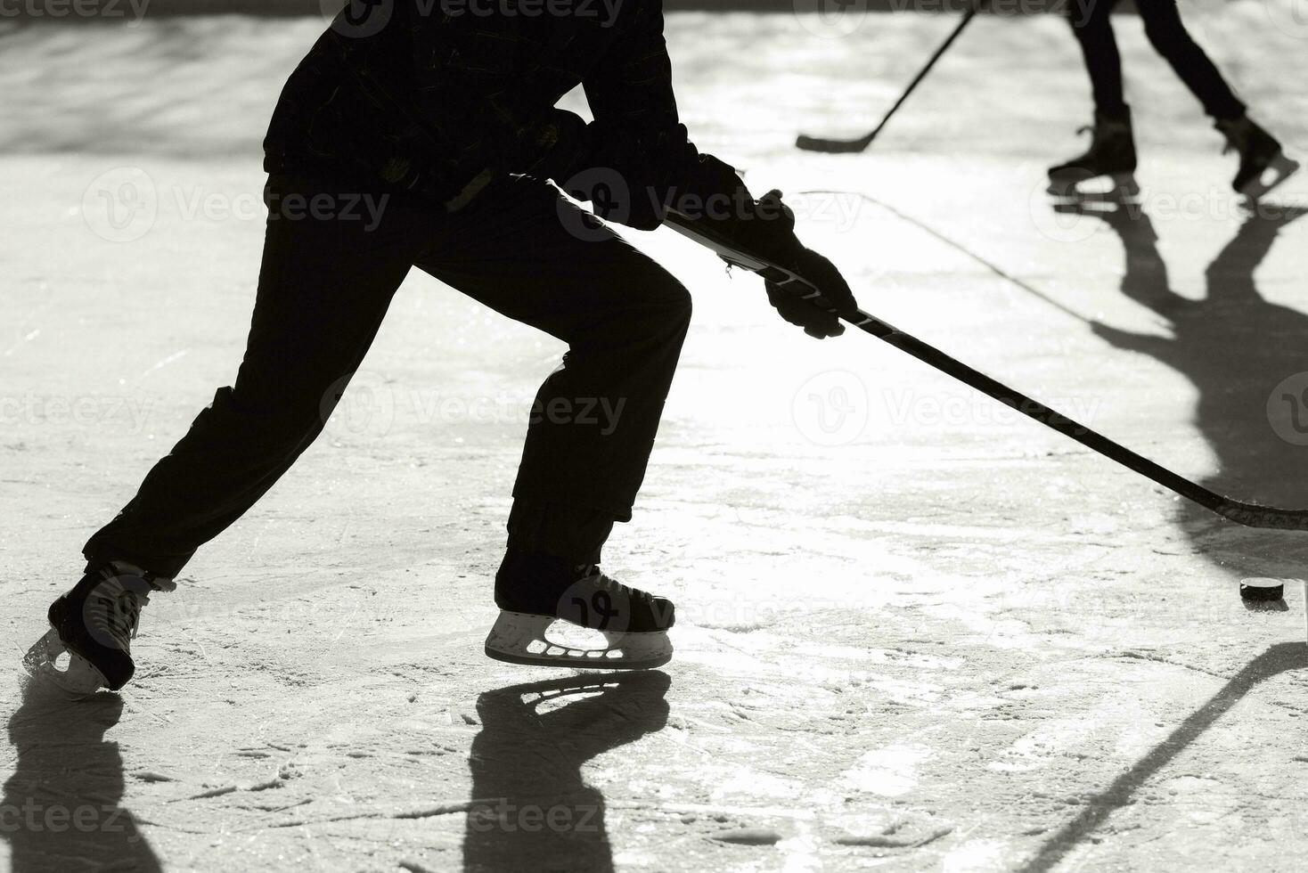 uomini giocare hockey su il pista durante il giorno foto