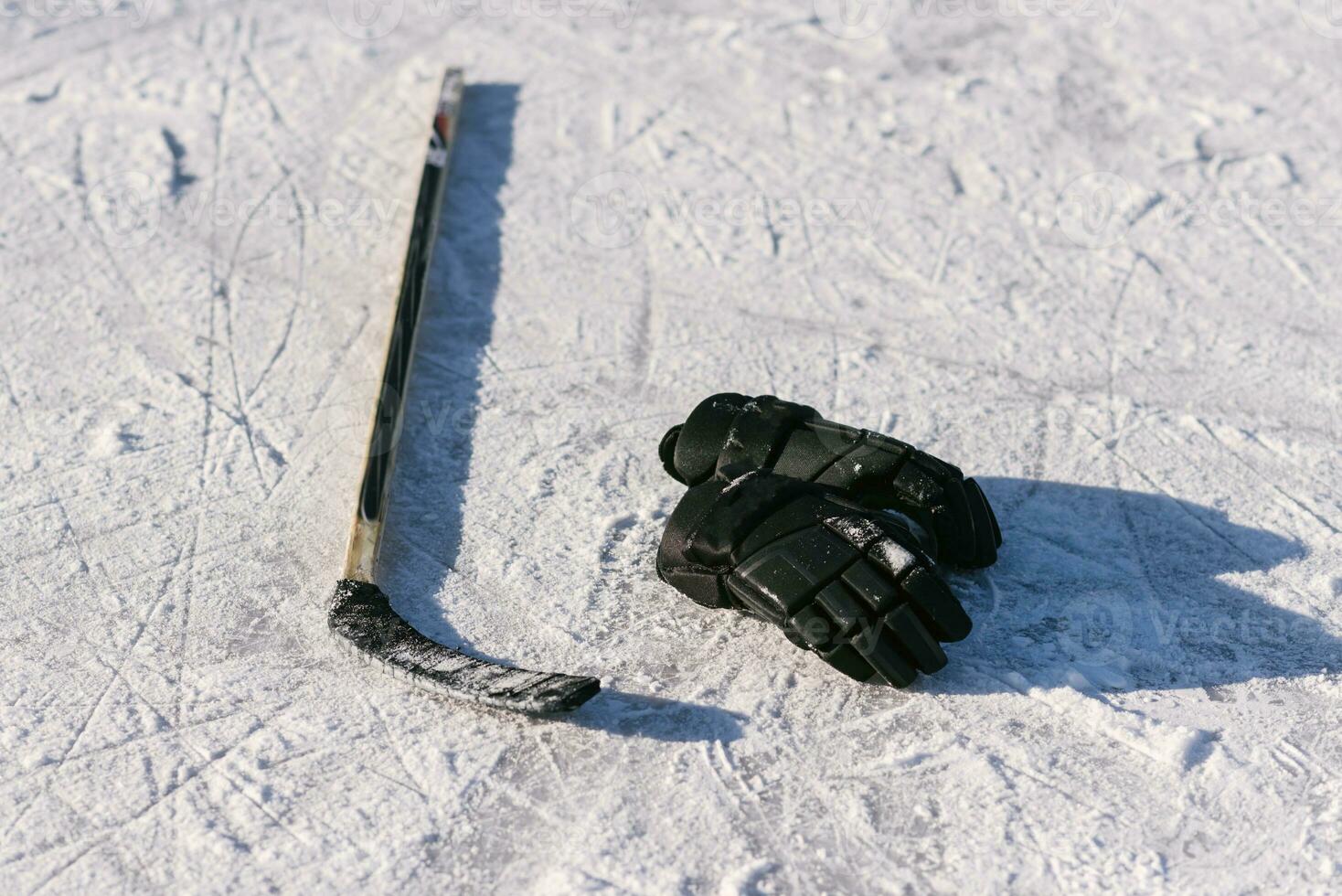 il guanti e hockey bastone posare su il neve foto