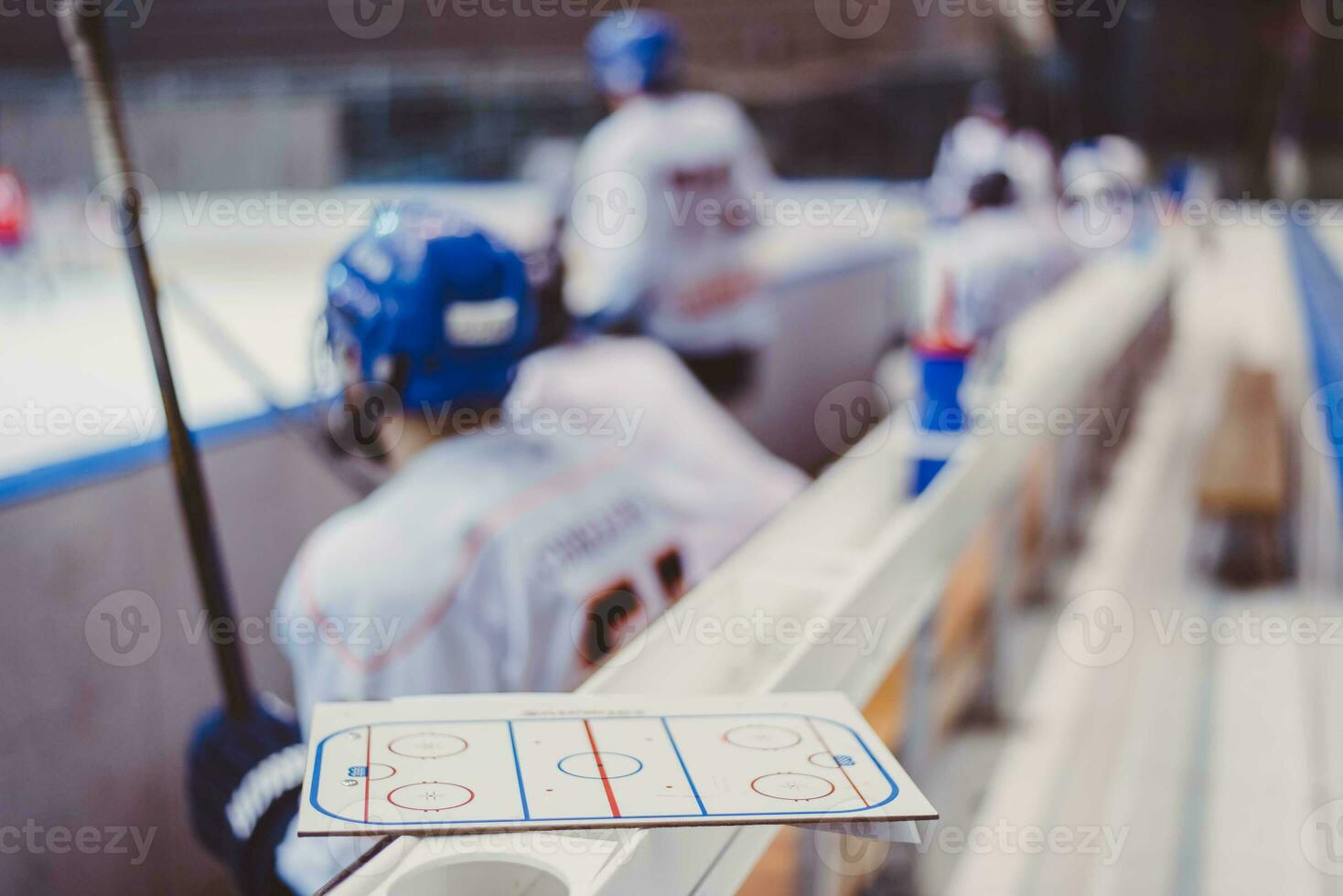 hockey Giocatori sedersi su il panchina durante il incontro foto