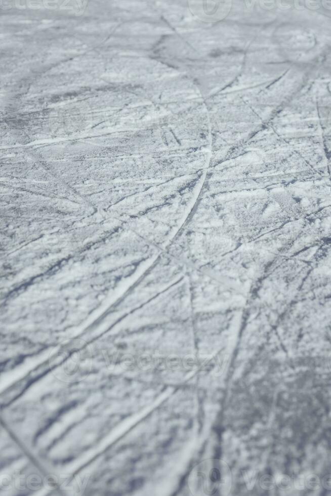 tracce su il ghiaccio a partire dal pattini su il pista foto
