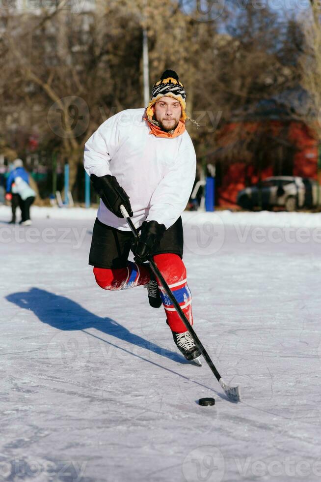 il uomo giochi hockey su il pista foto