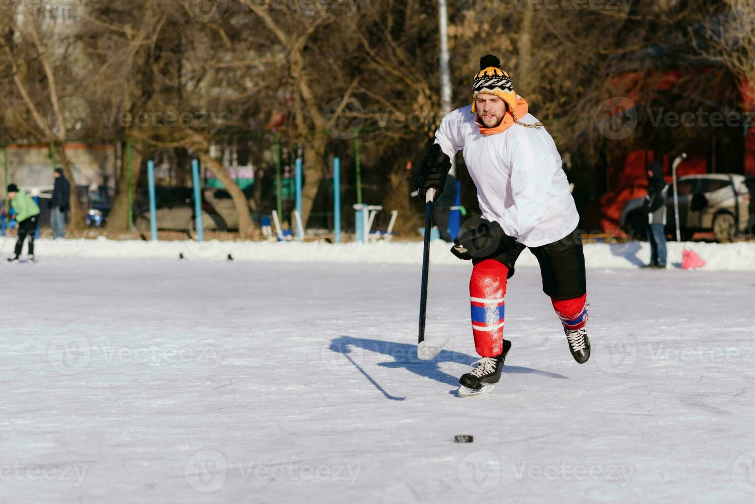 il uomo giochi hockey su il pista foto
