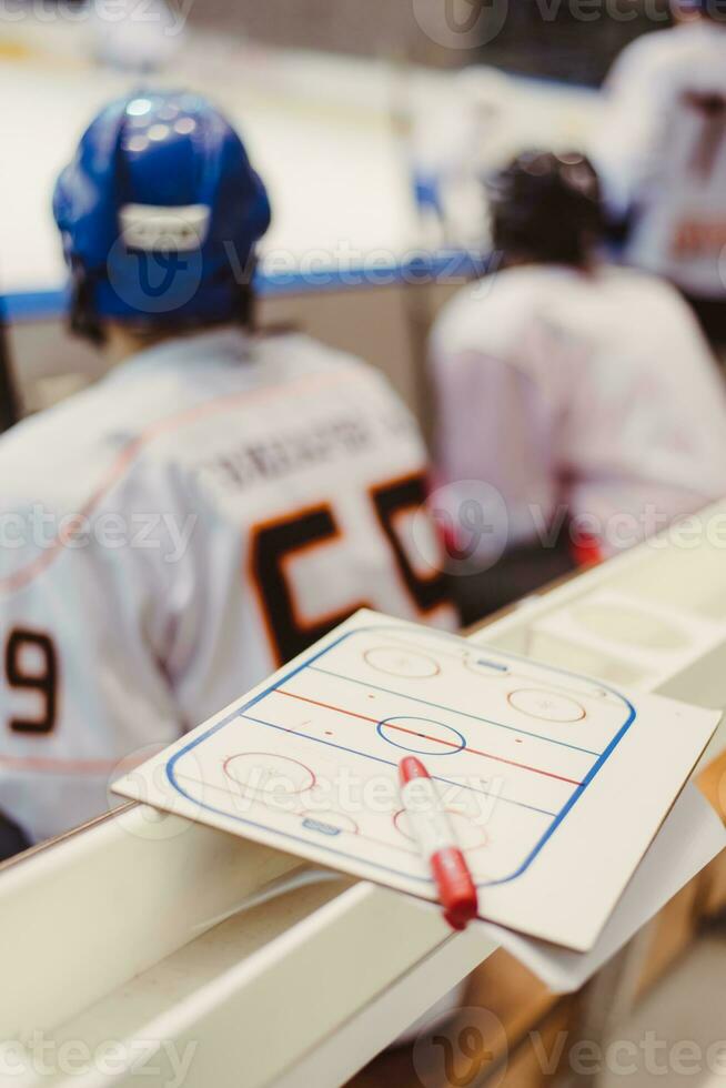 hockey Giocatori sedersi su il panchina durante il incontro foto