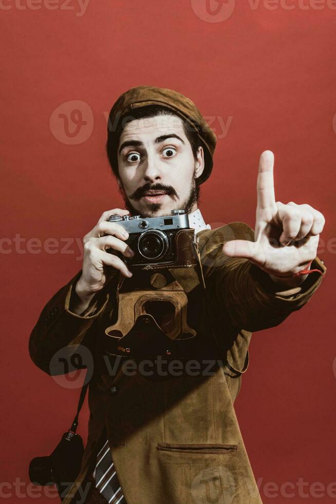 molto positivo fotografo in posa nel studio con film telecamera foto