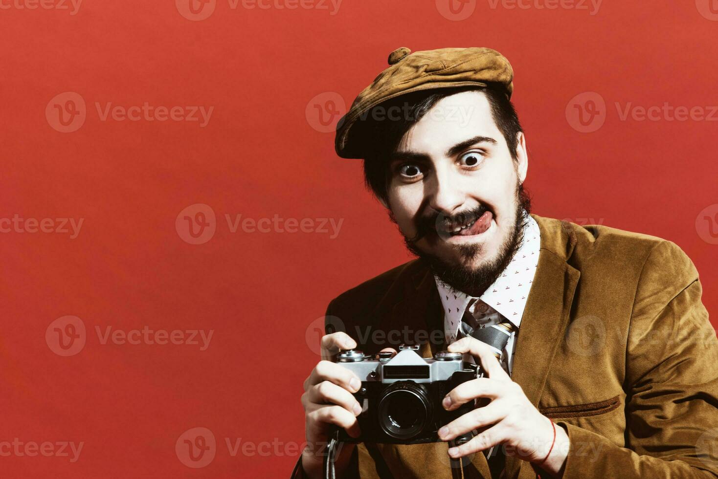 molto positivo fotografo in posa nel studio con film telecamera foto