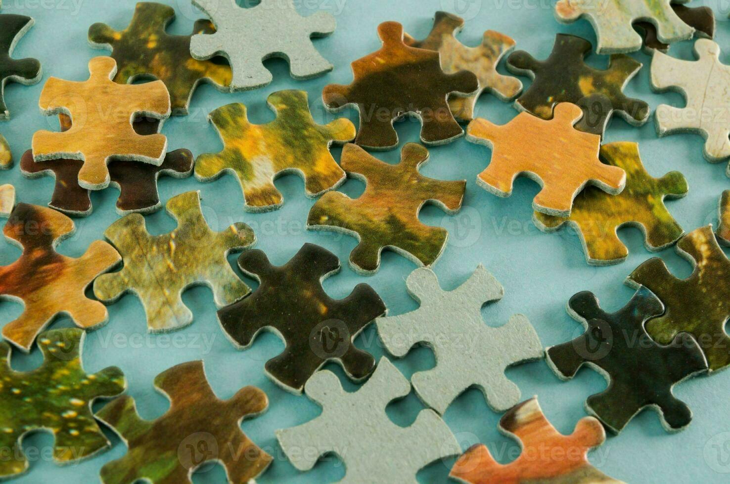 un' puzzle pezzi su un' blu sfondo foto
