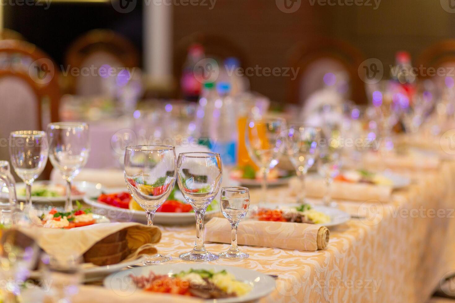 servito festivo tavolo con spuntini, occhiali, occhiali, posate e tovaglioli per un' banchetto foto