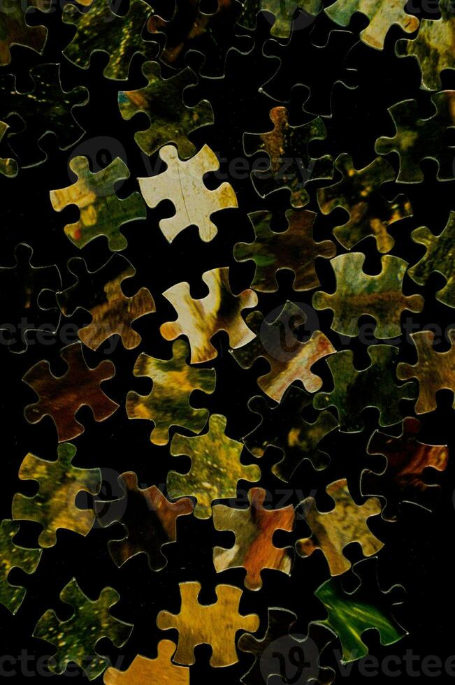 un' puzzle pezzo è mostrato con un' nero sfondo foto